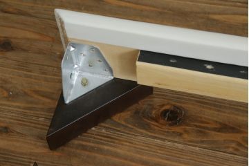 中古　美品　IDC大塚家具オリジナル　「ジオR」　合皮　モダンでシャープなデザインが格好良いセミダブルベッドフレーム(定価約15万円)(ベッド)(R-059378)