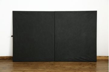 中古　美品　IDC大塚家具オリジナル　「ジオR」　合皮　モダンでシャープなデザインが格好良いセミダブルベッドフレーム(定価約15万円)(ベッド)(R-059378)