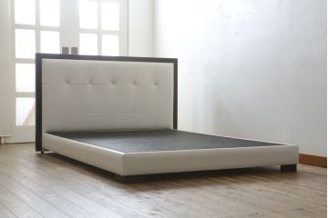 中古　美品　IDC大塚家具オリジナル　「ジオR」　合皮　モダンでシャープなデザインが格好良いダブルベッドフレーム(定価約167000円)(ベッド)(R-059379)