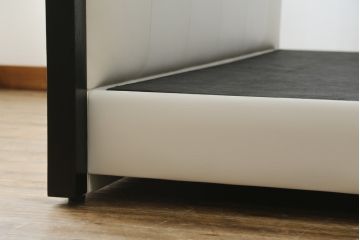 中古　美品　IDC大塚家具オリジナル　「ジオR」　合皮　モダンでシャープなデザインが格好良いダブルベッドフレーム(定価約167000円)(ベッド)(R-059379)