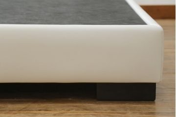 中古　美品　IDC大塚家具オリジナル　「ジオR」　合皮　モダンでシャープなデザインが格好良いダブルベッドフレーム(定価約167000円)(ベッド)(R-059379)
