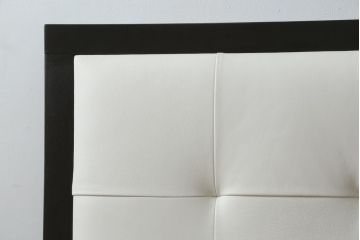 中古　美品　IDC大塚家具オリジナル　「ジオR」　合皮　モダンでシャープなデザインが格好良いダブルベッドフレーム(定価約167000円)(ベッド)(R-059379)