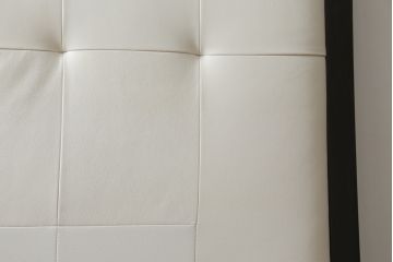 中古　美品　IDC大塚家具オリジナル　「ジオR」　合皮　モダンでシャープなデザインが格好良いダブルベッドフレーム(定価約167000円)(ベッド)(R-059379)