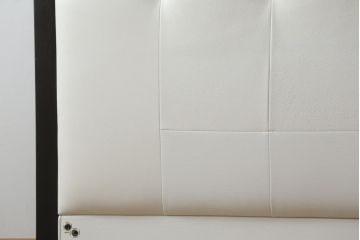 中古　美品　IDC大塚家具オリジナル　「ジオR」　合皮　モダンでシャープなデザインが格好良いダブルベッドフレーム(定価約167000円)(ベッド)(R-059379)