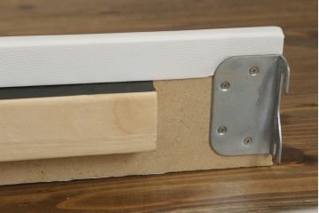 中古　美品　IDC大塚家具オリジナル　「ジオR」　合皮　モダンでシャープなデザインが格好良いダブルベッドフレーム(定価約167000円)(ベッド)(R-059379)