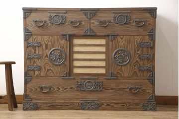 中古　美品　国産職人手造り　個性的な見た目と上質なつくりが魅力的な総桐箪笥(定価約100万円)(和箪笥、桐たんす、収納箪笥、整理箪笥)(R-059380)