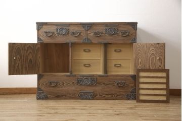 中古　美品　国産職人手造り　個性的な見た目と上質なつくりが魅力的な総桐箪笥(定価約100万円)(和箪笥、桐たんす、収納箪笥、整理箪笥)(R-059380)