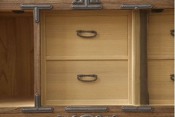 中古　美品　国産職人手造り　個性的な見た目と上質なつくりが魅力的な総桐箪笥(定価約100万円)(和箪笥、桐たんす、収納箪笥、整理箪笥)(R-059380)