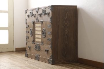 中古　美品　国産職人手造り　個性的な見た目と上質なつくりが魅力的な総桐箪笥(定価約100万円)(和箪笥、桐たんす、収納箪笥、整理箪笥)(R-059380)