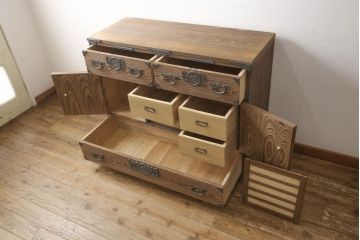 中古　美品　国産職人手造り　個性的な見た目と上質なつくりが魅力的な総桐箪笥(定価約100万円)(和箪笥、桐たんす、収納箪笥、整理箪笥)(R-059380)