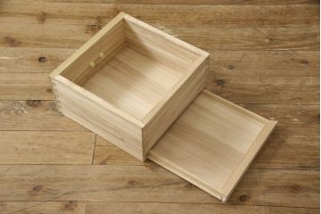 中古　美品　国産職人手造り　個性的な見た目と上質なつくりが魅力的な総桐箪笥(定価約100万円)(和箪笥、桐たんす、収納箪笥、整理箪笥)(R-059380)
