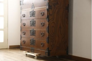 中古　美品　岩谷堂箪笥　堂々とした貫禄ある佇まいが目を引く衣装箪笥(観音箪笥、着物箪笥、和タンス、引き出し)(R-059413)