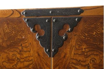 中古　美品　岩谷堂箪笥　堂々とした貫禄ある佇まいが目を引く衣装箪笥(観音箪笥、着物箪笥、和タンス、引き出し)(R-059413)