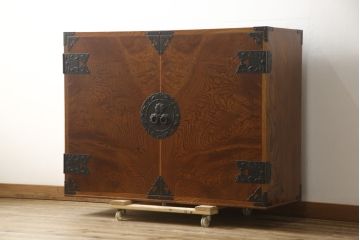 中古　美品　岩谷堂箪笥　ヒノキ天板・脚(台輪)付きリメイク　前面の木目が存在感を放つ観音箪笥(衣装箪笥、着物箪笥、和タンス、収納棚、サイドボード)(R-059414)