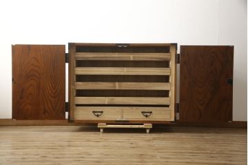 中古　美品　岩谷堂箪笥　ヒノキ天板・脚(台輪)付きリメイク　前面の木目が存在感を放つ観音箪笥(衣装箪笥、着物箪笥、和タンス、収納棚、サイドボード)(R-059414)