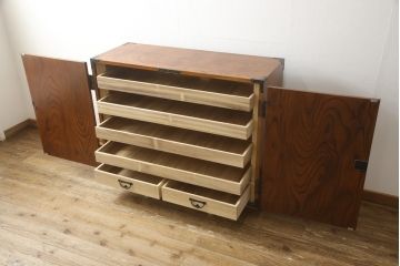 中古　美品　岩谷堂箪笥　ヒノキ天板・脚(台輪)付きリメイク　前面の木目が存在感を放つ観音箪笥(衣装箪笥、着物箪笥、和タンス、収納棚、サイドボード)(R-059414)