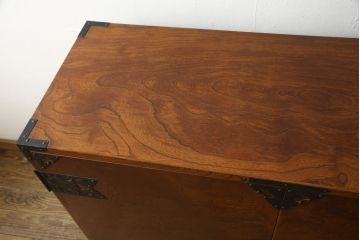 中古　美品　岩谷堂箪笥　ヒノキ天板・脚(台輪)付きリメイク　前面の木目が存在感を放つ観音箪笥(衣装箪笥、着物箪笥、和タンス、収納棚、サイドボード)(R-059414)