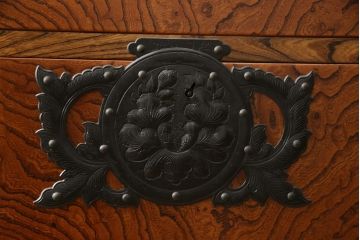 中古　美品　岩谷堂箪笥　天板リメイク　趣きのある和を感じさせる渋い佇まいの衣装箪笥(引き出し、和タンス、サイドボード)(R-059415)
