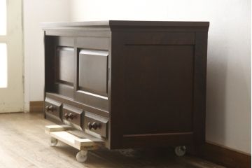中古　美品　北海道民芸家具　落ち着きのある上品な佇まいが魅力のローボード(収納棚、戸棚、、テレビ台、キャビネット、ローチェスト、引き出し)(R-059416)