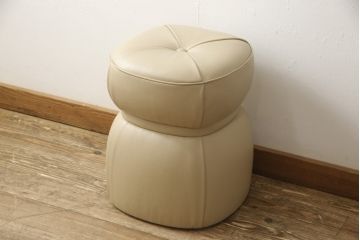 中古　美品　IDC大塚家具取り扱い　イタリア　Poltrona Frau(ポルトローナフラウ)　レプリ　シルエットが可愛らしい、品のある華やかな空間を演出してくれる本革オットマン(レザー、スツール、椅子)(R-059419)