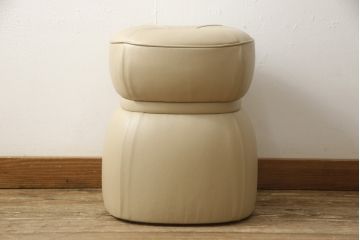 中古　美品　IDC大塚家具取り扱い　イタリア　Poltrona Frau(ポルトローナフラウ)　レプリ　シルエットが可愛らしい、品のある華やかな空間を演出してくれる本革オットマン(レザー、スツール、椅子)(R-059419)