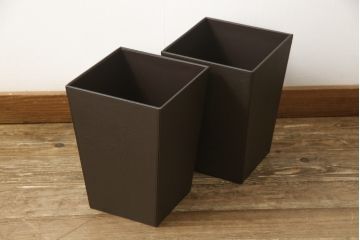 中古　美品　Cassina(カッシーナ)　イクスシーオリジナル　ダークブラウン　直線的なシンプルなデザインがモダンな空間に合わせやすい本革ゴミ箱2個セット(レザー、牛革、ダストボックス)(2個で定価約4万2千円)(R-05420)