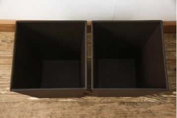 中古　美品　Cassina(カッシーナ)　イクスシーオリジナル　ダークブラウン　直線的なシンプルなデザインがモダンな空間に合わせやすい本革ゴミ箱2個セット(レザー、牛革、ダストボックス)(2個で定価約4万2千円)(R-05420)