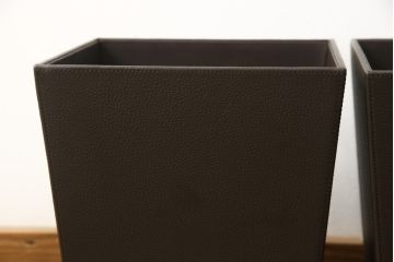 中古　美品　Cassina(カッシーナ)　イクスシーオリジナル　ダークブラウン　直線的なシンプルなデザインがモダンな空間に合わせやすい本革ゴミ箱2個セット(レザー、牛革、ダストボックス)(2個で定価約4万2千円)(R-05420)