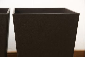 中古　美品　Cassina(カッシーナ)　イクスシーオリジナル　ダークブラウン　直線的なシンプルなデザインがモダンな空間に合わせやすい本革ゴミ箱2個セット(レザー、牛革、ダストボックス)(2個で定価約4万2千円)(R-05420)