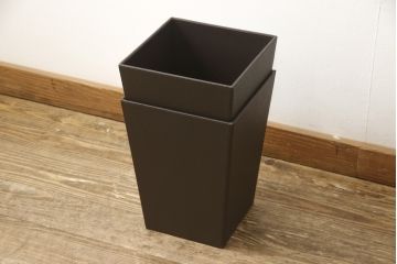 中古　美品　Cassina(カッシーナ)　イクスシーオリジナル　ダークブラウン　直線的なシンプルなデザインがモダンな空間に合わせやすい本革ゴミ箱2個セット(レザー、牛革、ダストボックス)(2個で定価約4万2千円)(R-05420)