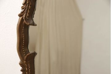 イタリアビンテージ　ロココ調　ぐるりと施された繊細な彫刻が美しいウォールミラー(壁掛け鏡、ヴィンテージ)(R-059431)