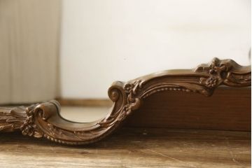 イタリアビンテージ　ロココ調　ぐるりと施された繊細な彫刻が美しいウォールミラー(壁掛け鏡、ヴィンテージ)(R-059431)