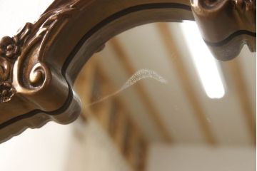 イタリアビンテージ　ロココ調　ぐるりと施された繊細な彫刻が美しいウォールミラー(壁掛け鏡、ヴィンテージ)(R-059431)