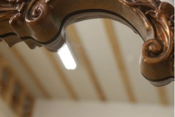 イタリアビンテージ　ロココ調　ぐるりと施された繊細な彫刻が美しいウォールミラー(壁掛け鏡、ヴィンテージ)(R-059431)