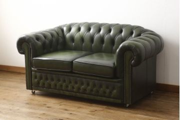 高級品　本物　イギリス製　チェスターフィールド　本革(レザー)　深みのあるグリーンと重厚なつくりがクラシカルな雰囲気を醸し出す2人掛けソファ(二人掛け)(R-059445)