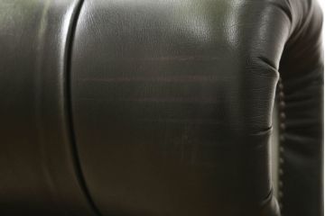 高級品　本物　イギリス製　チェスターフィールド　本革(レザー)　深みのあるグリーンと重厚なつくりがクラシカルな雰囲気を醸し出す2人掛けソファ(二人掛け)(R-059445)