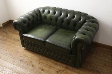 高級品　本物　イギリス製　チェスターフィールド　本革(レザー)　深みのあるグリーンと重厚なつくりがクラシカルな雰囲気を醸し出す2人掛けソファ(二人掛け)(R-059445)
