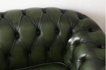 高級品　本物　イギリス製　チェスターフィールド　本革(レザー)　深みのあるグリーンと重厚なつくりがクラシカルな雰囲気を醸し出す2人掛けソファ(二人掛け)(R-059445)
