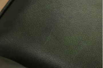 高級品　本物　イギリス製　チェスターフィールド　本革(レザー)　深みのあるグリーンと重厚なつくりがクラシカルな雰囲気を醸し出す2人掛けソファ(二人掛け)(R-059445)