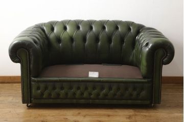 高級品　本物　イギリス製　チェスターフィールド　本革(レザー)　深みのあるグリーンと重厚なつくりがクラシカルな雰囲気を醸し出す2人掛けソファ(二人掛け)(R-059445)