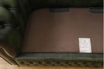 高級品　本物　イギリス製　チェスターフィールド　本革(レザー)　深みのあるグリーンと重厚なつくりがクラシカルな雰囲気を醸し出す2人掛けソファ(二人掛け)(R-059445)