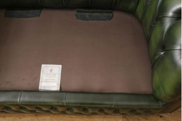 高級品　本物　イギリス製　チェスターフィールド　本革(レザー)　深みのあるグリーンと重厚なつくりがクラシカルな雰囲気を醸し出す2人掛けソファ(二人掛け)(R-059445)