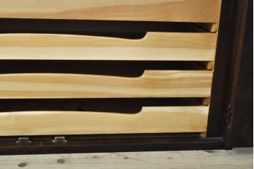 中古　北海道民芸家具　天板・脚(台輪)付きリメイク　落ち着きのある上品な佇まいが魅力の衣装盆付きのローボード(引き出し、チェスト、リビングボード、テレビボード、着物箪笥)(R-059447)
