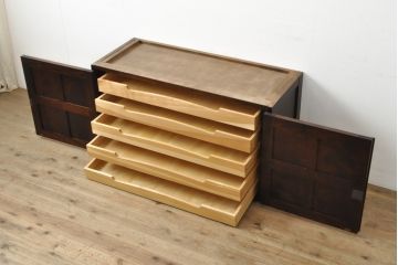 中古　北海道民芸家具　天板・脚(台輪)付きリメイク　落ち着きのある上品な佇まいが魅力の衣装盆付きのローボード(引き出し、チェスト、リビングボード、テレビボード、着物箪笥)(R-059447)