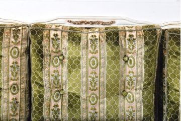 中古　イタリア製　ロココ調　随所にみられる装飾の意匠が見事な3人掛けソファ(定価推定 約120万円)(三人掛け、3P)(R-059448)