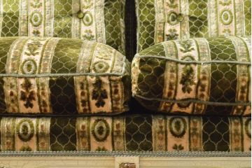 中古　イタリア製　ロココ調　随所にみられる装飾の意匠が見事な3人掛けソファ(定価推定 約120万円)(三人掛け、3P)(R-059448)