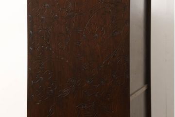 中古　美品　軽井沢彫り　隅々まで施された桜の彫刻が美しい収納棚(戸棚、飾り棚、キャビネット)(R-059454)