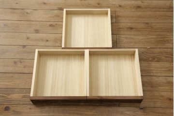 中古　美品　軽井沢彫り　隅々まで施された桜の彫刻が美しい収納棚(戸棚、飾り棚、キャビネット)(R-059454)