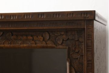 中古　美品　軽井沢彫り　隅々まで施された桜の彫刻が美しい収納棚(戸棚、飾り棚、キャビネット)(R-059454)