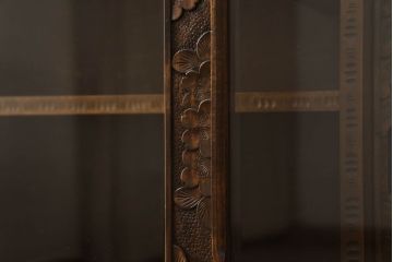 中古　美品　軽井沢彫り　隅々まで施された桜の彫刻が美しい収納棚(戸棚、飾り棚、キャビネット)(R-059454)